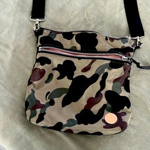 Shorty love camo cross body - excellent condition